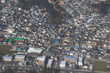Japon banliyö bölgesinin konut evlerinin detaylı hava görüntüsü,