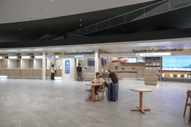 Döviz kurunun yer aldığı iyi organize edilmiş bir tesisin iç görünümü
