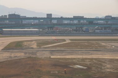 Pistin yakınında birkaç uçak bulunan hareketli havaalanı terminali