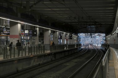 Modern bir tren istasyonunda tren istasyonunda bekleyen yolcular,
