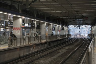Modern bir tren istasyonunda tren istasyonunda bekleyen yolcular,
