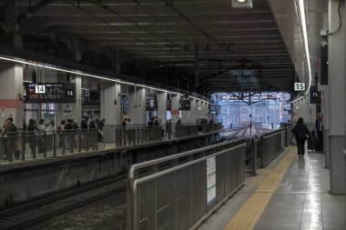 Modern bir tren istasyonunda tren istasyonunda bekleyen yolcular,