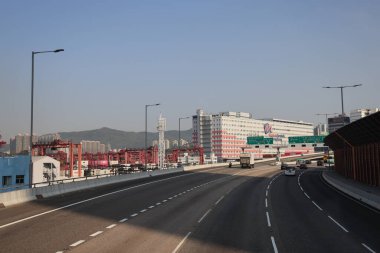 22 Mart 2025 Modern gökdelenlerle çevrili hareketli bir otoyol, kenti yakalıyor.