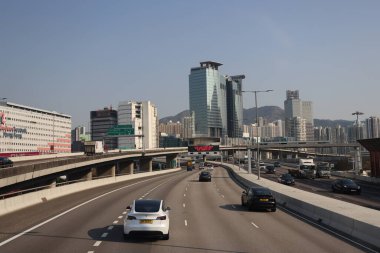 22 Mart 2025 Modern gökdelenlerle çevrili hareketli bir otoyol, kenti yakalıyor.