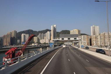 22 Mart 2025 Modern bir şehir manzarasına giden yol yüksek binalarla dolu.