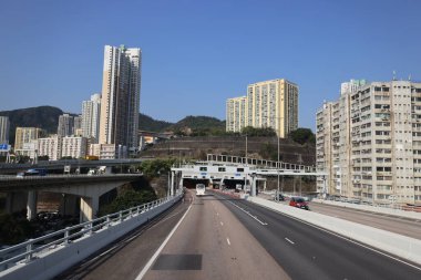 22 Mart 2025 Modern bir şehir manzarasına giden yol yüksek binalarla dolu.