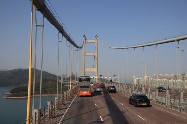 22 Mart 2025 Yoğun bir asma köprü, arabalar ve otobüs geçidi.