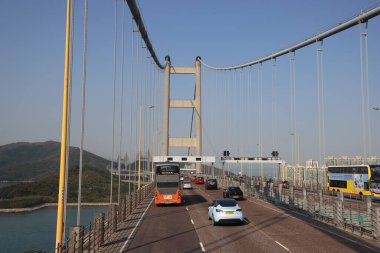 22 Mart 2025 Yoğun bir asma köprü, arabalar ve otobüs geçidi.