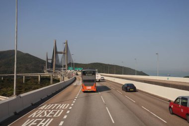 22 Mart 2025 Yoğun bir asma köprü, arabalar ve otobüs geçidi.