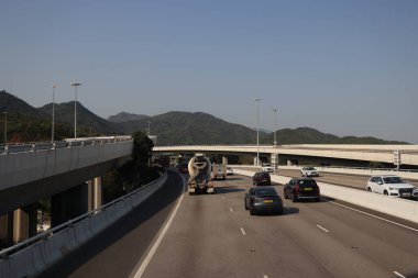 22 Mart 2025 Modern bir şehir manzarasına giden yol yüksek binalarla dolu.