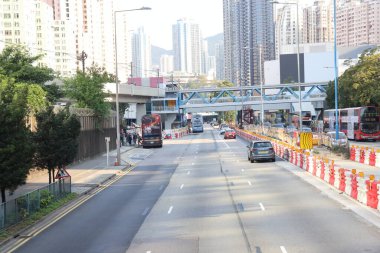 22 Mart 2025 Şehir içinde birden fazla aracın bulunduğu bir otoyol