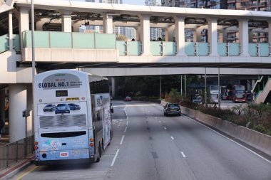 22 Mart 2025 Şehir içinde birden fazla aracın bulunduğu bir otoyol