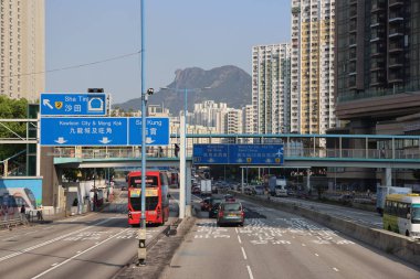22 Mart 2025 otoyol sahnesi yön işaretleri içeriyor.