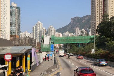 22 Mart 2025 kalabalık şehir yolu yüksek apartmanlarla çevrili.