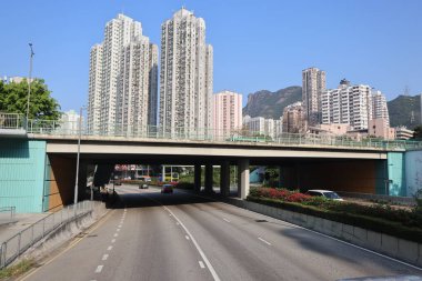 22 Mart 2025 araçlar, mavi tabela ve modern yaya köprüleri