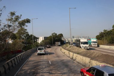 22 Mart 2025 Şehir içinde birden fazla aracın bulunduğu bir otoyol