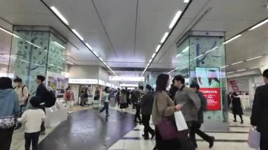 29 Mart 2025 'te Hakata İstasyonu' nda günlük yaşam yoğunluğu