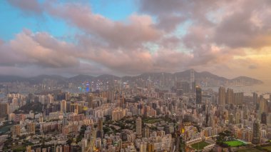 Akşam şehir manzarası genişleyen şehir siluetini gösteriyor.