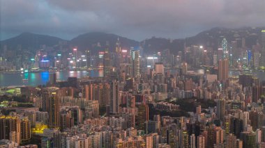 Canlı kentsel ufuk çizgisi yüksek binaların yoğun bir dizisini gösteriyor