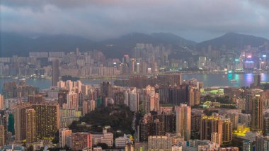 Canlı kentsel ufuk çizgisi yüksek binaların yoğun bir dizisini gösteriyor