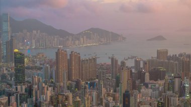 Akşam şehir manzarası genişleyen şehir siluetini gösteriyor.