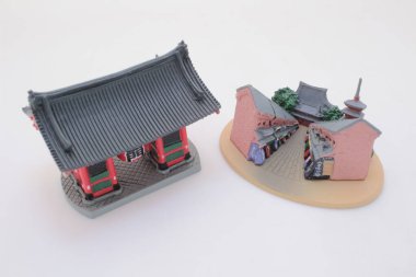 Geleneksel bir Japon kapısı ve market caddesi.