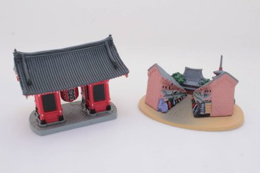 Geleneksel bir Japon kapısı ve market caddesi.