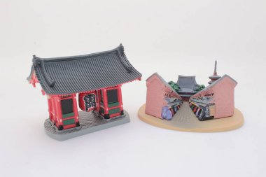 Geleneksel bir Japon kapısı ve market caddesi.