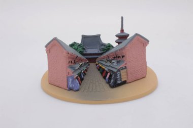 Renkli tezgahları olan geleneksel bir pazar caddesini gösteriyor.,