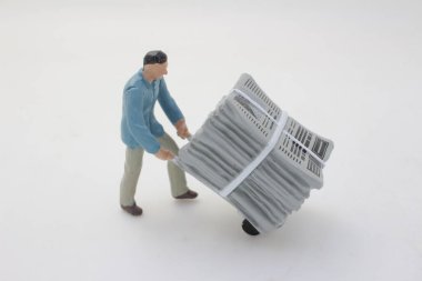 Mavi tişörtlü bir insanın minyatür modeli.