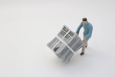 Mavi tişörtlü bir insanın minyatür modeli.