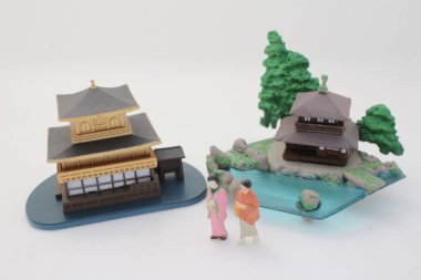 Japon tapınağını gösteren detaylı bir minyatür diyorama.