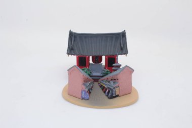 Geleneksel mimariyi simgeleyen bir Japon tapınak kapısı.