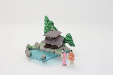 Japon tapınağını gösteren detaylı bir minyatür diyorama.