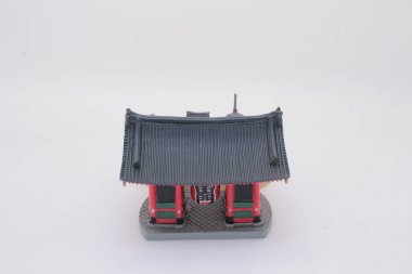 Geleneksel mimariyi simgeleyen bir Japon tapınak kapısı.