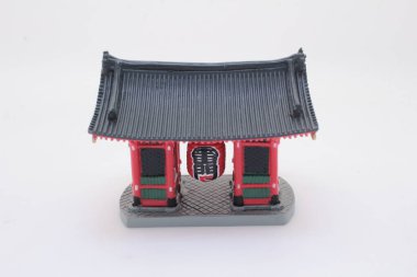 Geleneksel mimariyi simgeleyen bir Japon tapınak kapısı.