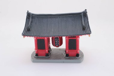 Geleneksel mimariyi simgeleyen bir Japon tapınak kapısı.