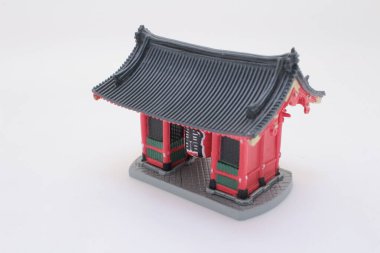 Geleneksel mimariyi simgeleyen bir Japon tapınak kapısı.