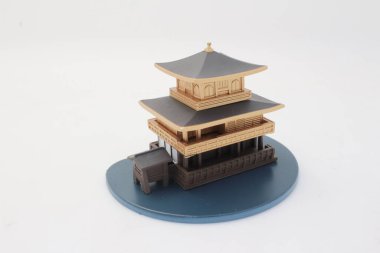 Geleneksel Japon mimari tasarımı sergilenen detaylı minyatür model,