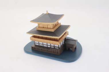Geleneksel Japon mimari tasarımı sergilenen detaylı minyatür model,
