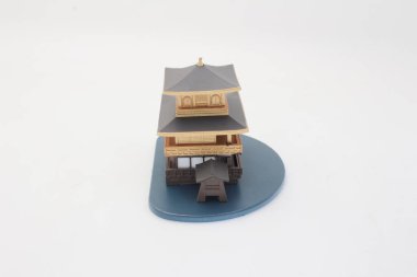 Geleneksel Japon mimari tasarımı sergilenen detaylı minyatür model,