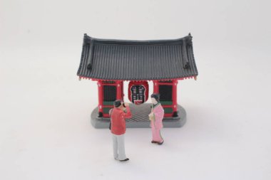 Geleneksel bir Asyalıya hayran olan figürlerin yer aldığı ayrıntılı minyatür sahne