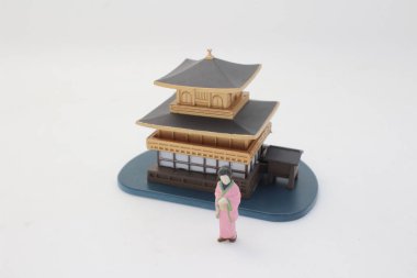 Geleneksel çok katlı tapınağın ayrıntılı modeli bir biblo ile eşleştirildi