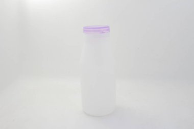 Mor kapaklı beyaz plastik şişe tasarımı.