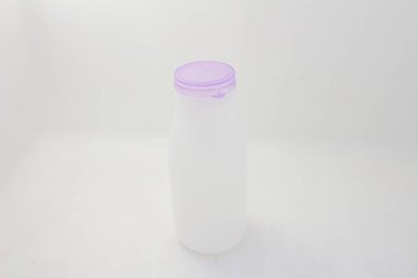 Mor kapaklı beyaz plastik şişe tasarımı.