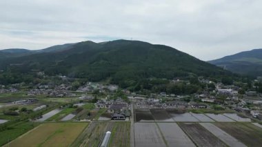 Yufuin köyünün havadan görünüşü, Oita ken Yufu şehri, 15 Mayıs 2024