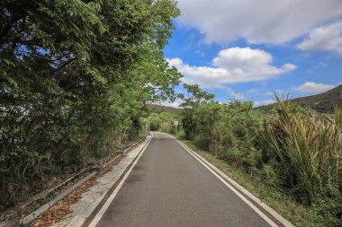 Uzaktaki yemyeşil ve huzurlu tepeleri olan Sınır Yolu.