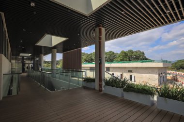 Ziyaretçiler bugün hoş bir bahar havasında Long Valley Doğa Merkezi 'ni geziyorlar.