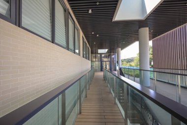 Ziyaretçiler bugün hoş bir bahar havasında Long Valley Doğa Merkezi 'ni geziyorlar.