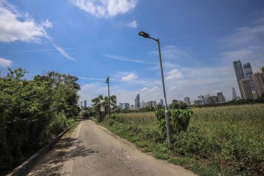 Uzaktaki yemyeşil ve huzurlu tepeleri olan Sınır Yolu.